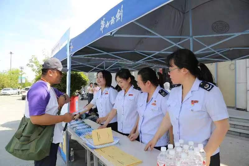 政策与巨头齐发力AI眼镜产业化提速(图1)