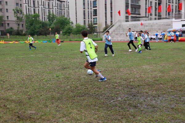 武汉青山桥下一网球场变身“诊室”专家团队家门口免费看诊居民直呼“太方便”(图1)